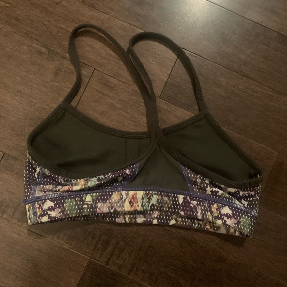 Lululemon sports bra with criss cross back size:6 - Picture 2 of 4